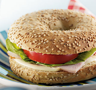 Bagel de sésame au poulet fumé