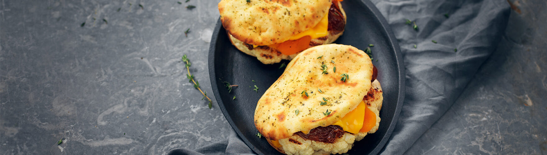 Croque-monsieur au cheddar, au chou-fleur frit, aux dattes et à l’abricot