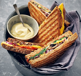 Croque-monsieur au cheddar, salami, portobellos, épinards et mayonnaise à la truffe.