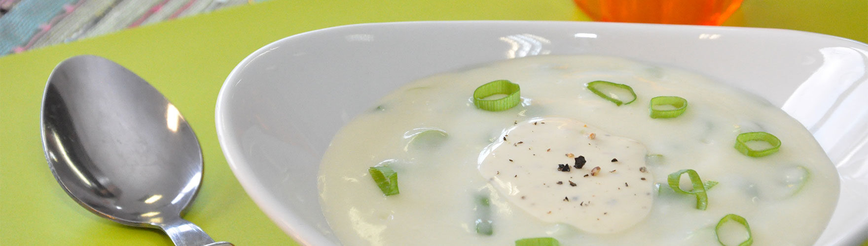 Potage frais aux oignons de printemps