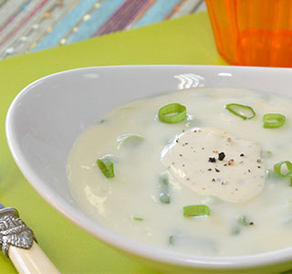 Potage frais aux oignons de printemps