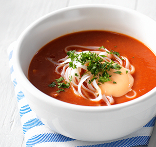 Soupe aux tomates à l’asiatique accompagnée d’une tendre cuisse de poulet