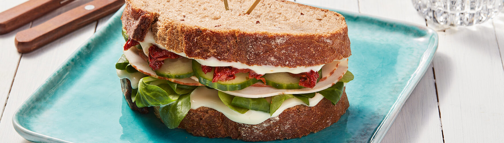 Verse boerenbrood sandwich met gerookte kipfilet