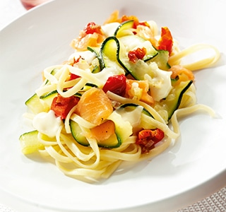 Pasta met gerookte zalm en een saus van brie