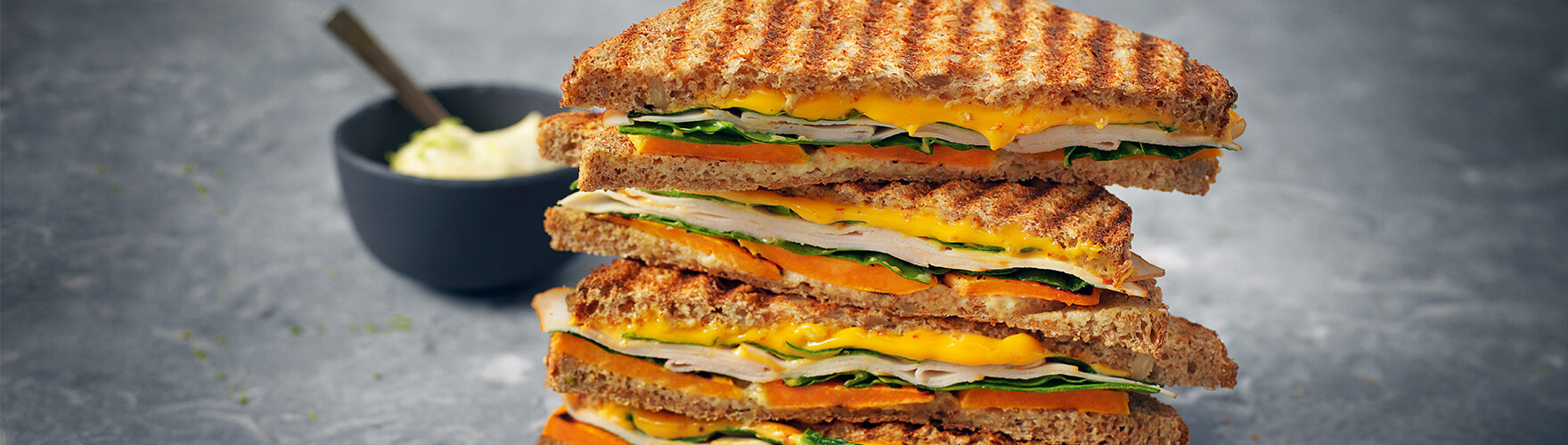 Tosti met cheddar, kipfilet, spinazie, zoete aardappel en limoen mayonaise