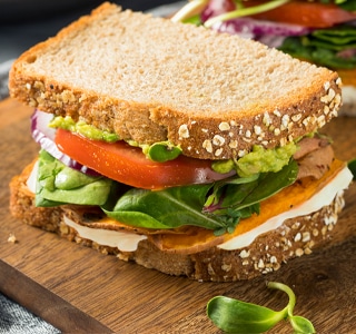 Sandwich met zoete aardappel, tomaat en avocado