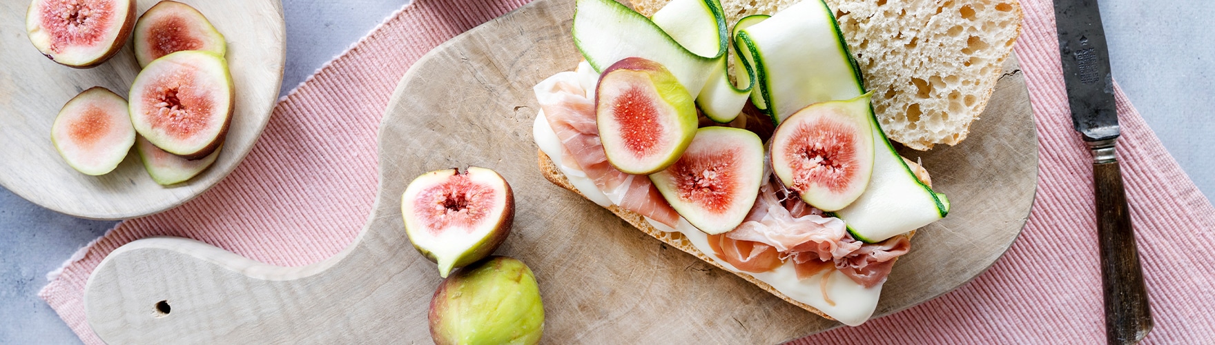 Ciabatta s nízkotučným taveným sýrem, syrovou cuketou, parmskou šunkou a čerstvými fíky