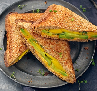 Toast mit Cheddar, Avocado, Mango, Kresse und Sambal