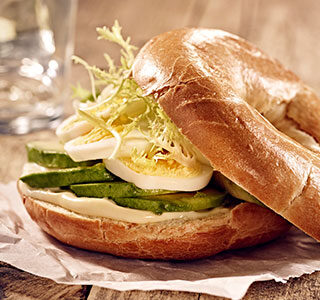 Rosca de pan con ERU Edam y aguacate