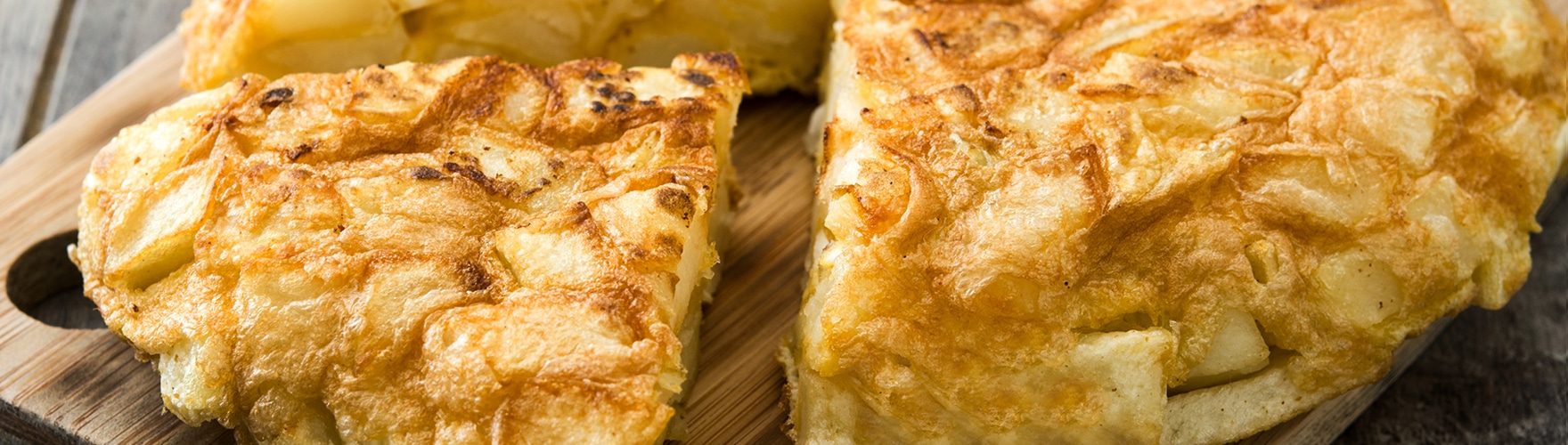 Tortilla de patatas, huevo y queso cremoso