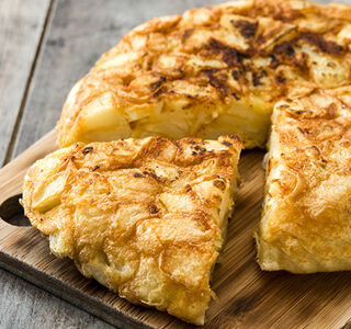 Tortilla de patatas, huevo y queso cremoso