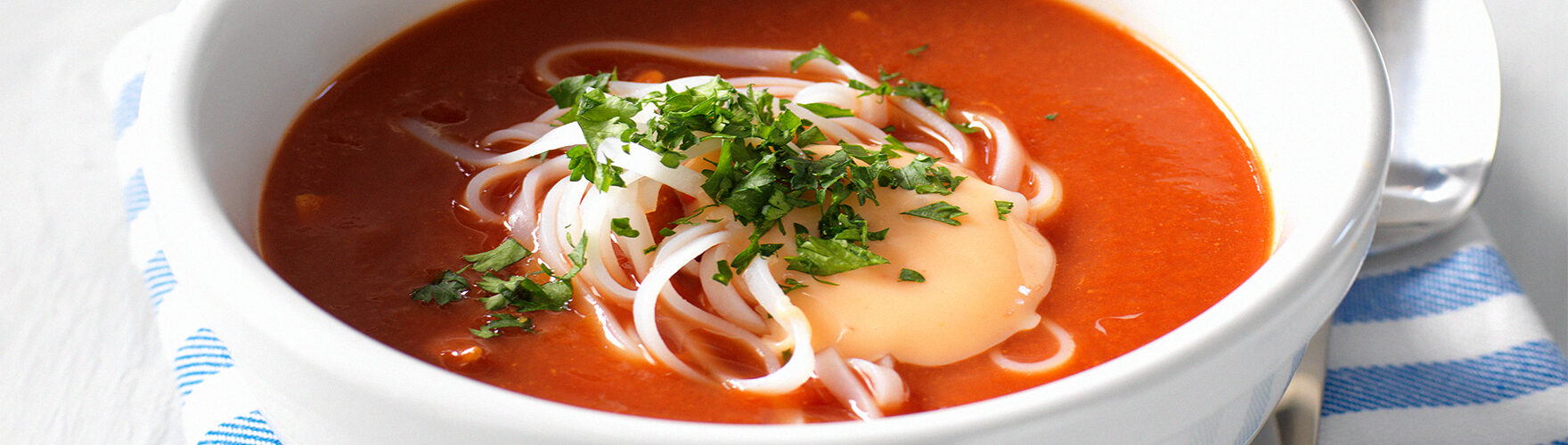 Asiatische Tomatensuppe mit zarten Hähnchenschenkeln