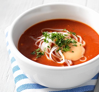 Asiatische Tomatensuppe mit zarten Hähnchenschenkeln