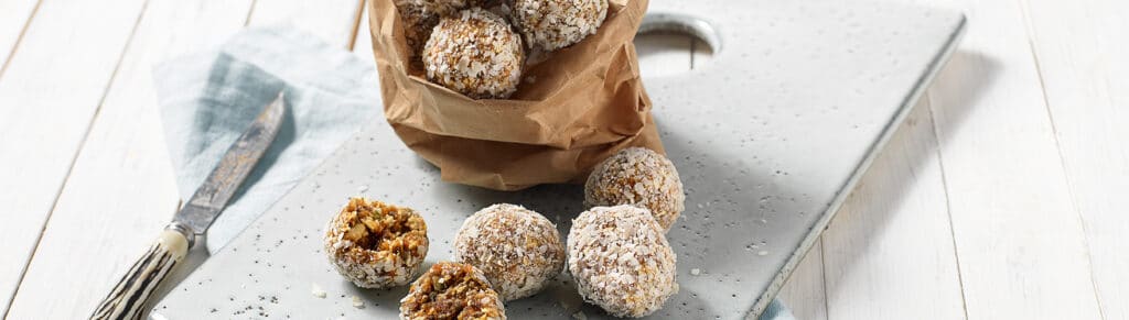 Energy Balls aus Datteln, Chiasamen und Kürbiskernen