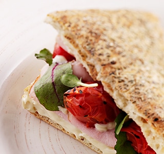 Focaccia mit ERU Crème de Brie und geräuchertem Huhn