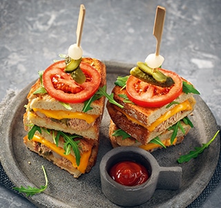 Pfannentoast mit Cheddar, Sambal, Thunfisch, Kapern, Gewürzgurke und Tomate