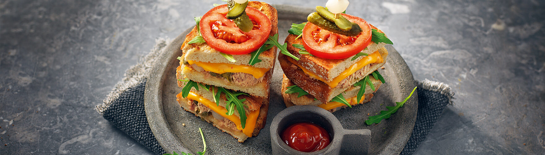 Pfannentoast mit Cheddar, Sambal, Thunfisch, Kapern, Gewürzgurke und Tomate