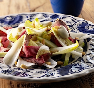 Salat mit Chicorée, Gewürzgurke, Roastbeef und ERU Crème au Bleu