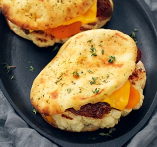 Toast mit Cheddar, geröstetem Blumenkohl, Dattel und Aprikose