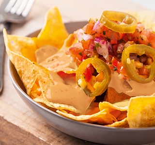 Tortilla-Nachos mit Tomate, Zwiebel und Sambal