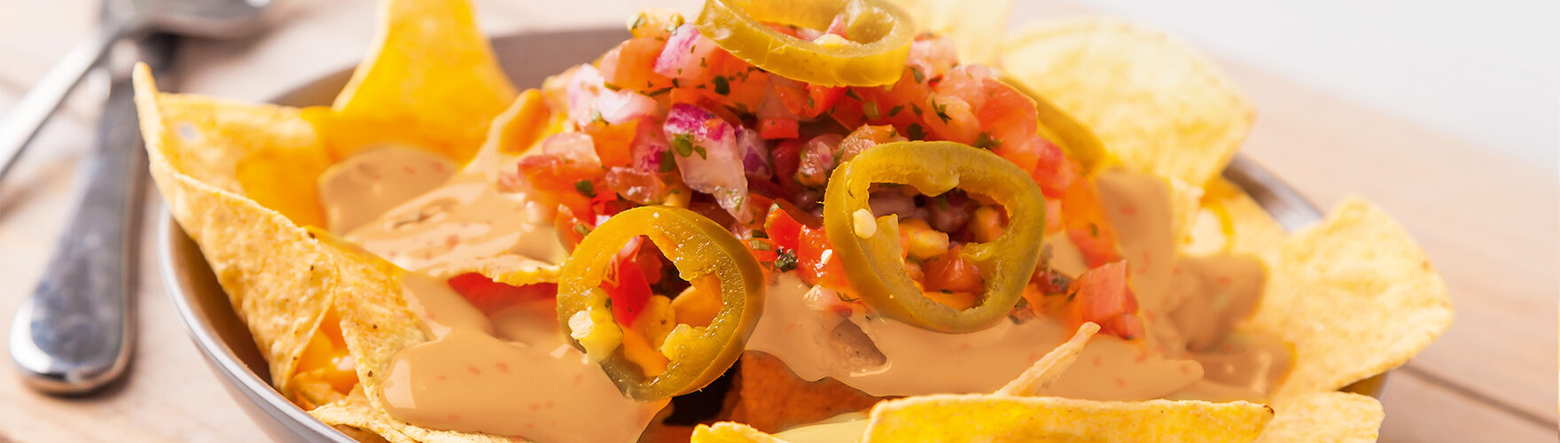 Tortilla-Nachos mit Tomate, Zwiebel und Sambal