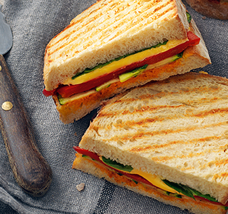 Croque-monsieur au cheddar, aux légumes grillés et pesto rouge