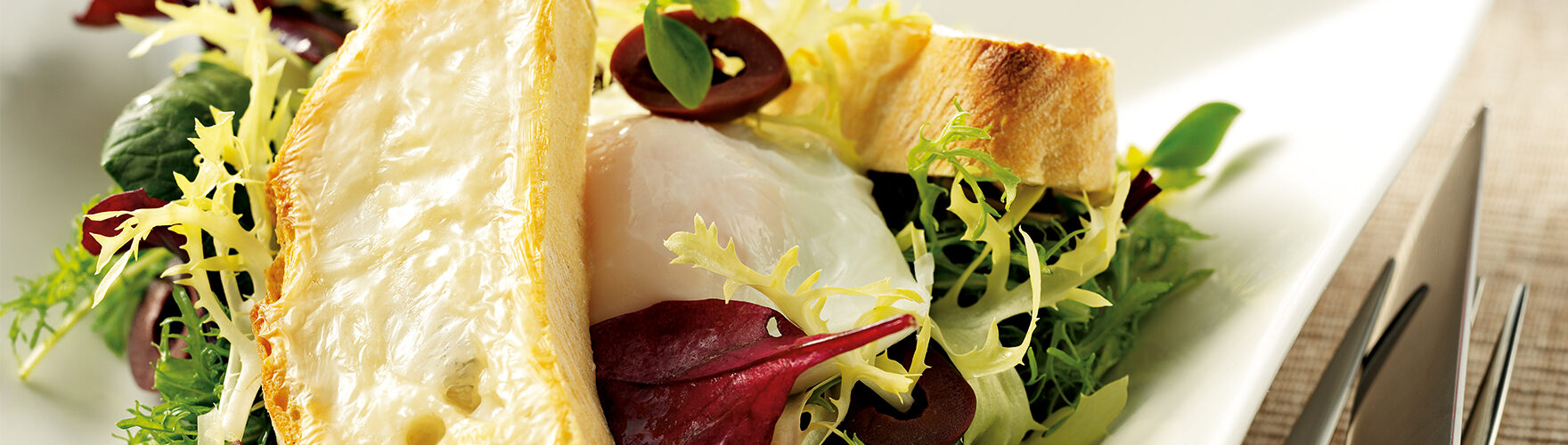 Salad with poached egg and ERU Chèvre doux crostini