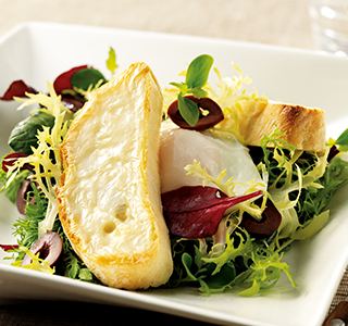 Salad with poached egg and ERU Chèvre doux crostini