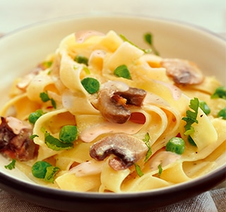 Tagliatelle com ERU Queru Presunto e cogumelos