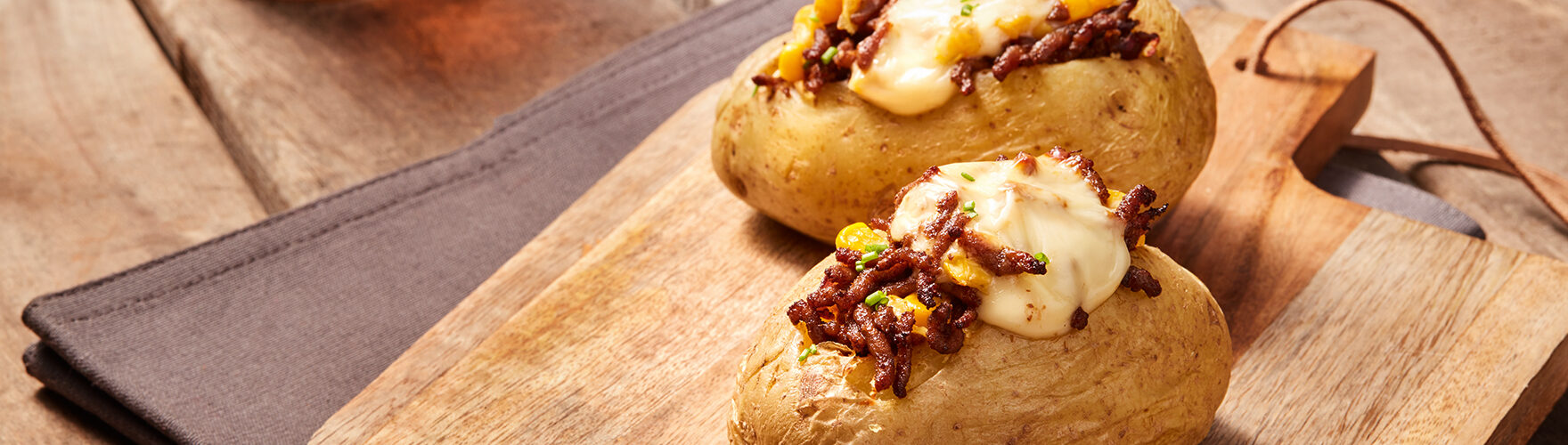 Batata assada no forno com carne picada e milho