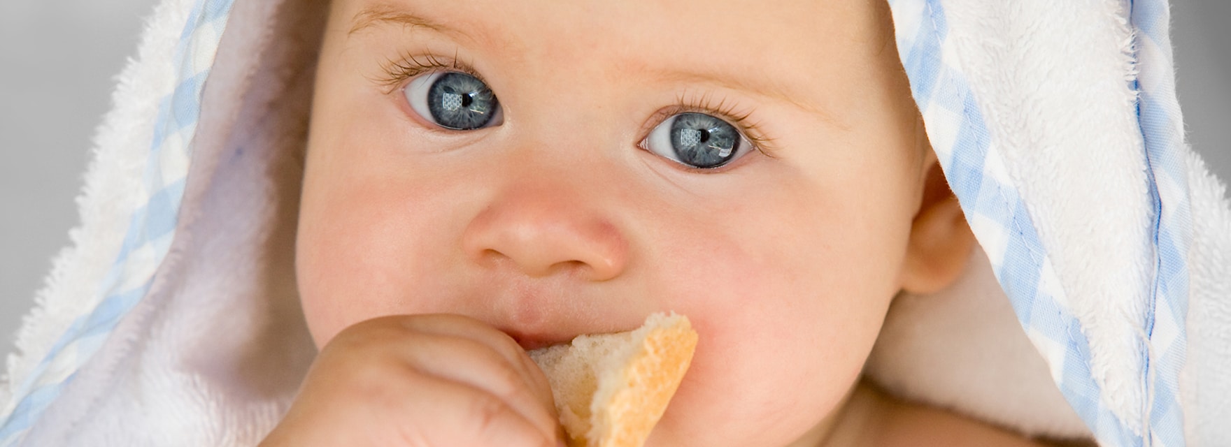 Acompanhamento saudável para o primeiro pão do seu bebé