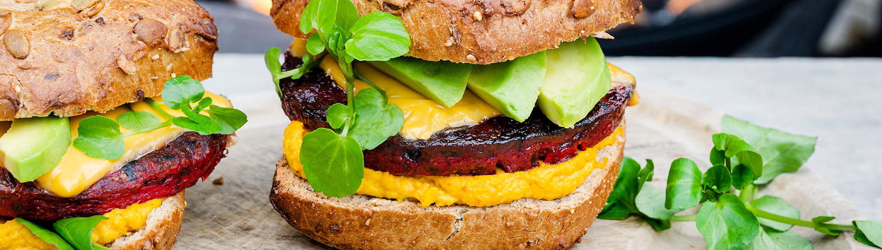 Hamburguer de beterraba com queijo cheddar, abacate, húmus e agrião.