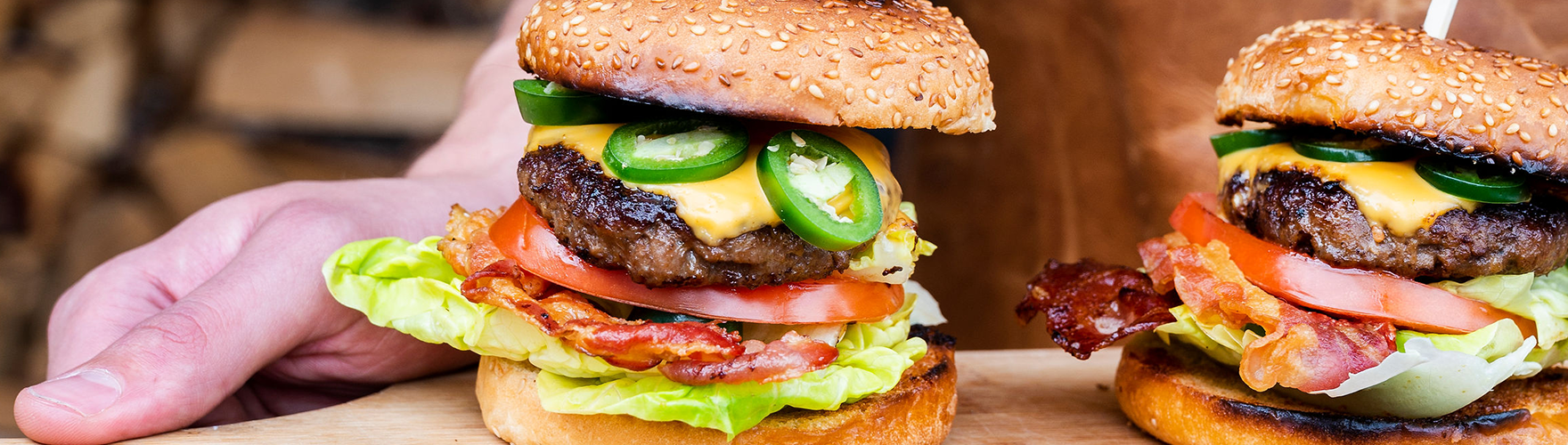 Hamburguer de queijo, toucinho fumado, malagueta, tomate e alface