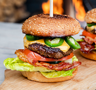 Hamburguer de queijo, toucinho fumado, malagueta, tomate e alface