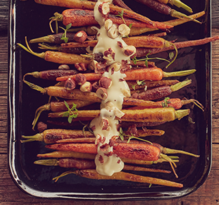 Cenouras caramelizadas com brie cremoso e avelãs