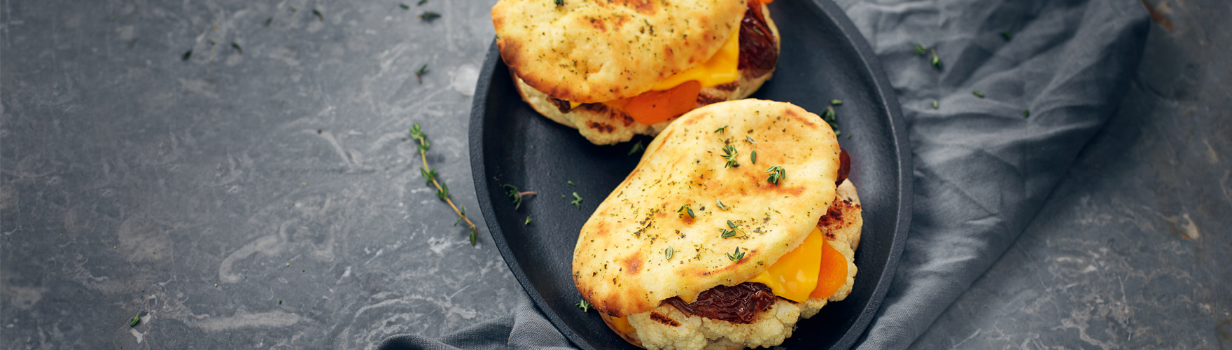 Tosta-mista com queijo cheddar, couve-flor grelhada, tâmara e damasco