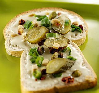 Sandwich with ERU Spreadable Gouda, pickles and pistachio nuts