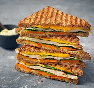 Tosti met cheddar, kipfilet, spinazie, zoete aardappel en limoen mayonaise