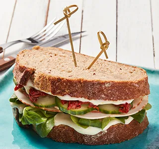 Verse boerenbrood sandwich met gerookte kipfilet