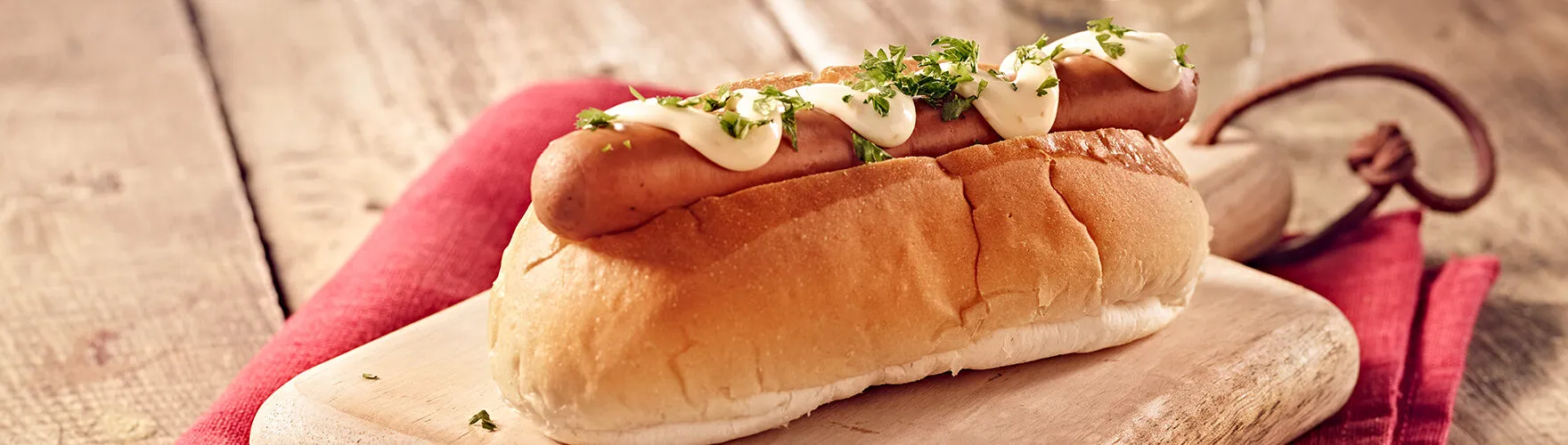 Broodje hotdog met smoked cheese