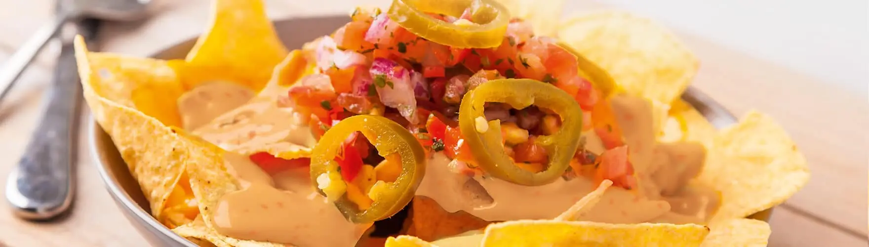 Tortilla nachos met tomaat, ui en sambal