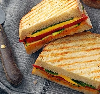 Tosti met cheddar, gegrilde groenten en rode pesto