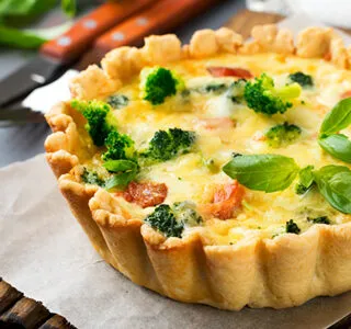 Quiche lorraine met ERU Bio Slices, broccoli en spekjes