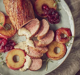 Varkenshaas met cranberry, appel en een romige saus van blauwschimmel kaas