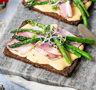 Roggebrood met katenspek, gegrilde groene asperges en kiemgroenten