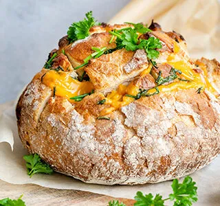 Borrelbrood met cheddar kaas, knoflook, peterselie en bieslook uit de oven