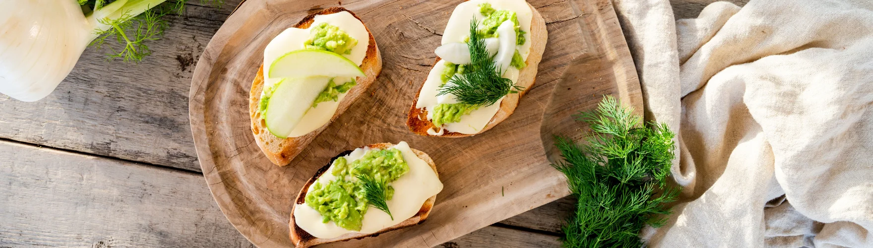 Ciabatta broodje met biologische kaas, avocado, venkel, appel en dille