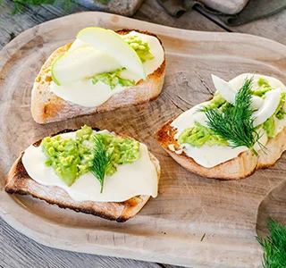 Ciabatta broodje met biologische kaas, avocado, venkel, appel en dille