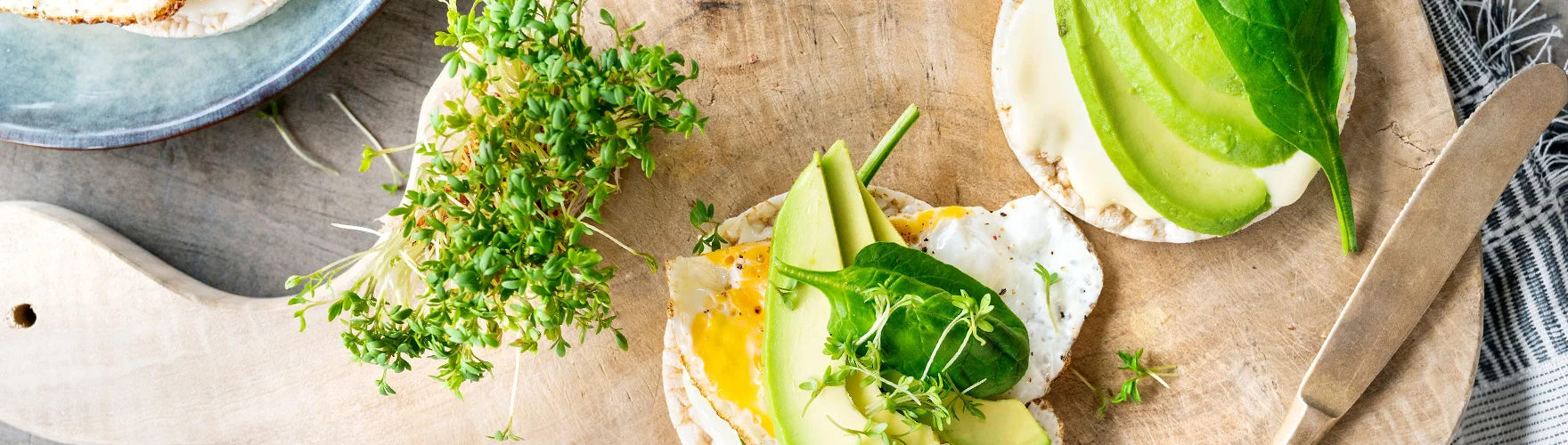 Rijstwafel met magere smeerkaas, avocado, spinazie, ei en tuinkers