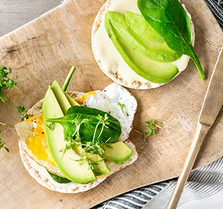 Rijstwafel met magere smeerkaas, avocado, spinazie, ei en tuinkers